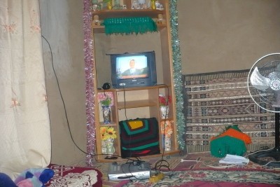 Obývací pokoj s televizí, dům v Kidalu.