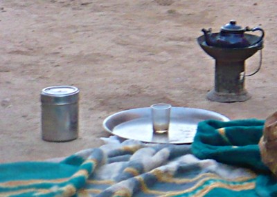Příprava čaje v domě v Aguelhoku.