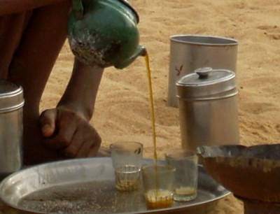 Příprava tuarežského čaje.